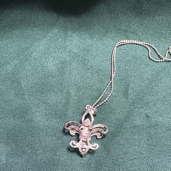 🖤Elegant Silver Fleur-de-Lis Necklace🖤 - Picture 2 of 3